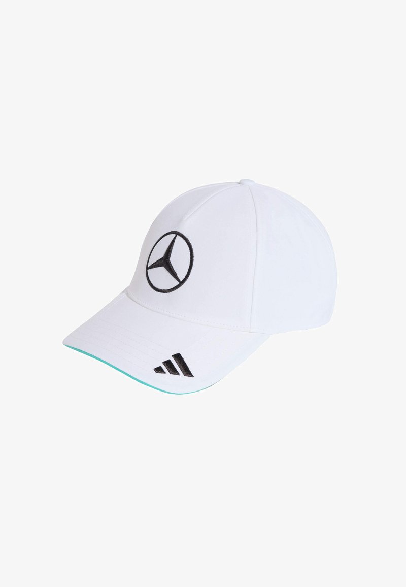 Cappellino da baseball bianco con logo Mercedes nero ricamato sul davanti e strisce nere Adidas sulla visiera.