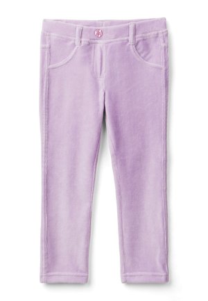Pantaloni in corduroy lavanda con tasche frontali e chiusura a bottone rosa in vita. Design aderente con cuciture a vista e una consistenza morbida.
