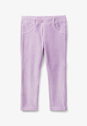 Lavendelfarbene Cordhosen mit Fronttaschen und einem rosa Knopfverschluss an der Taille. Enganliegendes Design mit genähten Nähten und einer weichen Textur.