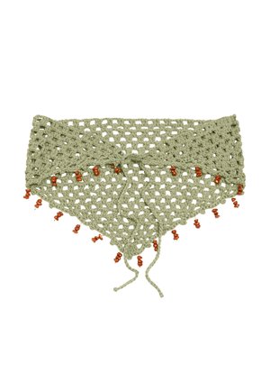 Jasnozielony trójkątny szal na szydełku z otwartym wzorem plecionki i małymi brązowymi chwostami z koralików wzdłuż krawędzi.