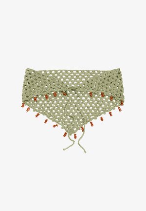 Jasnozielony trójkątny szal na szydełku z otwartym wzorem plecionki i małymi brązowymi chwostami z koralików wzdłuż krawędzi.