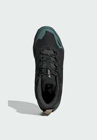 Schwarzer Wanderschuh mit einem strukturierten Obermaterial aus Stoff, cyanfarbenen Akzenten und einer verstärkten Zehenkappe. Verfügt über schwarze Schnürsenkel und eine gepolsterte Knöchelpartie.