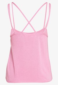 Top a canotta rosa chiaro con spalline incrociate regolabili e una texture liscia e morbida, senza motivi o hardware visibili.