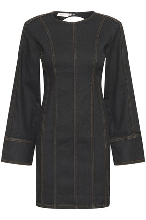 Robe en denim foncé dotée de manches longues, d'un col rond, de détails de coutures verticales en brun contrastant et d'une découpe au dos.