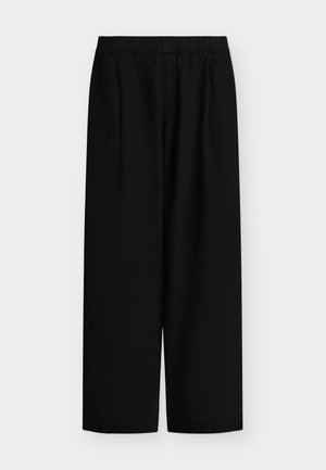 Mustat leveälahkeiset housut, joissa on joustava vyötärönauha, ilman näkyviä taskuja tai koristeita, esitettyinä valkoisella taustalla.