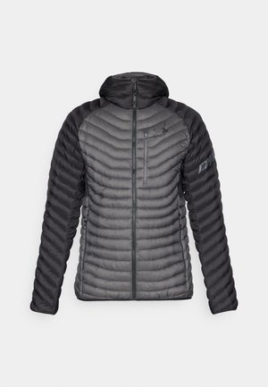 Veste isolante dans des tons de gris, avec capuche, motif en chevron, fermeture éclair sur le devant et poches latérales. Texture lisse avec des manches contrastées.