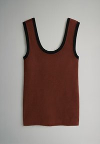 Hnedé tielkové tričko bez rukávov s výstrihom do oblúka, s čiernym lemom pozdĺž výstrihu a otvorov na ruky. Hladká textúra a minimalistický dizajn.
