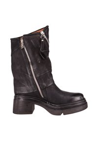 Bota de cuero negro para tobillo con un tacón bajo de bloque, cremalleras prominentes en el lateral y un acabado texturizado.