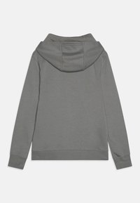 Siv hooded pulover z gladko teksturo, s kapuco na vezanje, dolgimi rokavi ter rebrastimi manšetami in robom.