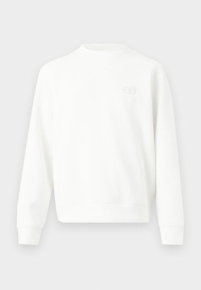 Λευκό φούτερ με μακριά μανίκια και στρογγυλή λαιμόκοψη, με ριμπ μανσέτες και τελείωμα, που διαθέτει ένα μικρό κεντημένο λογότυπο στο αριστερό μέρος του στήθους.