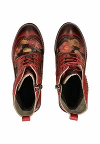Botas de tobillo de cuero en rojo oscuro con patrón floral, parte frontal con cordones y cremallera lateral. Cuenta con costuras reforzadas y suela texturizada.