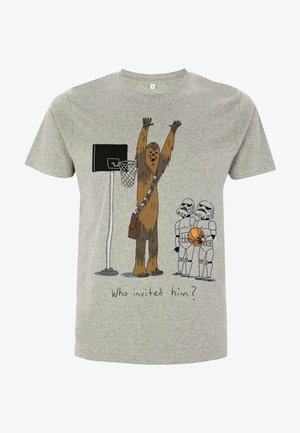 T-shirt in cotone grigio con un'illustrazione di un Wookiee marrone che alza le mani accanto a due stormtrooper, con il testo "Chi l'ha invitato?"