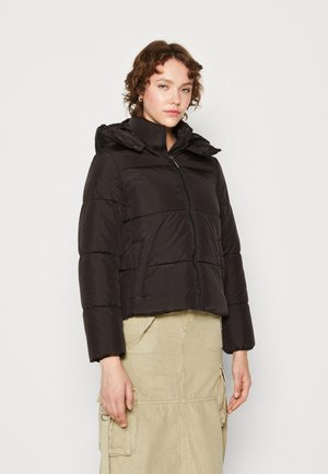Svart cropped pufferjakke med hette, med horisontale quiltede seksjoner og glidelås foran. Materialet ser lett og strukturert ut.