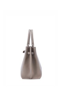 Sac à main en cuir taupe clair avec une forme structurée, deux poignées courtes et de subtils détails de couture. Texture lisse, design minimaliste.
