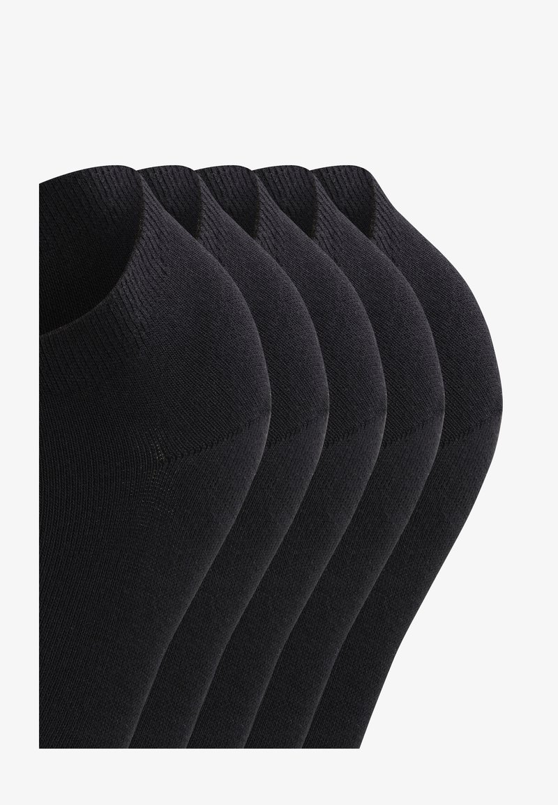 Fünf Paar schwarze Knöchelsocken, überlappend angeordnet, zeigen die Stricktextur und ein niedrig geschnittenes Design vor weißem Hintergrund.