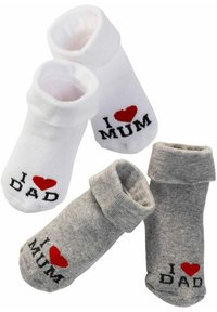Weiße und graue Babysocken mit gerippten Bündchen, versehen mit gesticktem "Ich ❤️ MUM" und "Ich ❤️ DAD" Text in Schwarz mit roten Herzen.