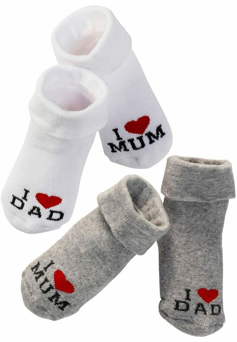 Weiße und graue Babysocken mit gerippten Bündchen, versehen mit gesticktem "Ich ❤️ MUM" und "Ich ❤️ DAD" Text in Schwarz mit roten Herzen.