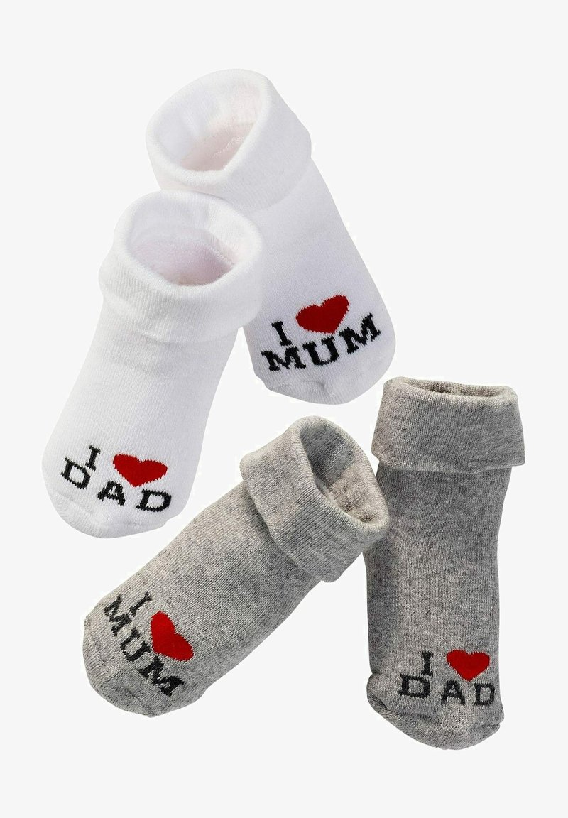 Weiße und graue Babysocken mit gerippten Bündchen, versehen mit gesticktem "Ich ❤️ MUM" und "Ich ❤️ DAD" Text in Schwarz mit roten Herzen.