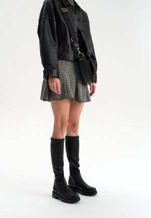 - Kozaki na platformie