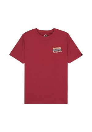 Rotes T-Shirt mit kurzen Ärmeln und dem Text "Quiksilver Adventure Enthusiast" in bunten Buchstaben auf der linken Brust.