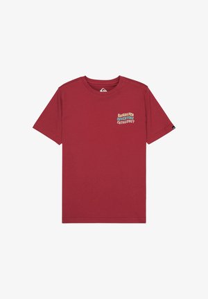 Czerwona koszulka z krótkim rękawem z kolorowym napisem "Quiksilver Adventure Enthusiast" na lewej piersi.