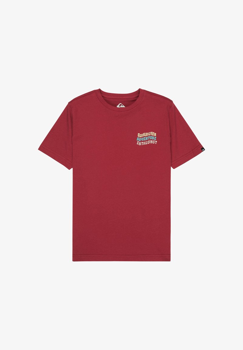T-shirt rouge à manches courtes avec le texte "Quiksilver Adventure Enthusiast" en lettres colorées sur le côté gauche de la poitrine.