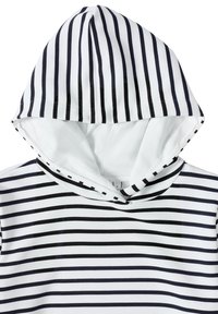 Sudadera a rayas con interior blanco y rayas alternadas en negro y blanco. La tela parece suave, con un escote redondeado y capucha.
