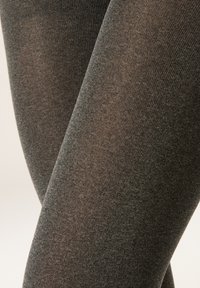 Tmavě šedé punčochy s hladkým, strukturovaným vzhledem, s proužkovaným designem a poloprůhledným povrchem.