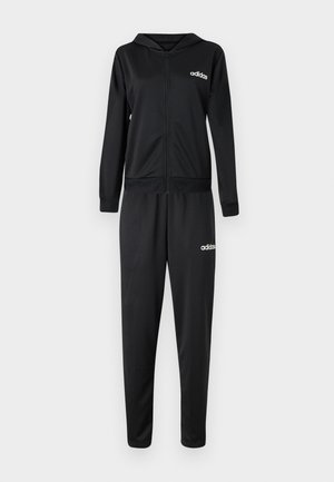 Crni atletski trenerka izrađena od glatkog materijala; ima kapuljaču, zip zatvarač sprijeda i elastičnu traku u struku s bijelim Adidas logotipom na prsima i hlačama.