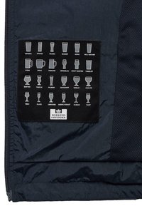 Marineblaues Jackett mit einem schwarzen Patch, auf dem verschiedene Arten von Trinkgefäßen in Weiß abgebildet sind, sowie dem Logo "WEEKEND OFFENDER" am unteren Rand.