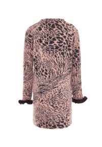 Vestido suéter rosa de peluche con un diseño de estampado animal negro, mangas largas con acentos de piel negra en los puños y corte recto.
