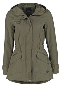 Olivově zelená, dlouhá bundá s kapucí, zipem a knoflíkovým zapínáním, elastickým pasem a několika předními kapsami se zipem. Vyrobena z hladkého materiálu.