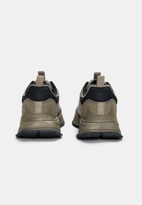 Sneaker mit einem Obermaterial aus Mesh und Leder in Oliv und Schwarz, ausgestattet mit einer strukturierten Sohle, einem gepolsterten Kragen und einem Zugband an der Ferse.