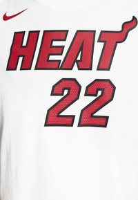 Nike Performance NBA JIMMY BUTLER MIAMI HEAT NAME & NUMBER TEE - Klubu apģērbs - white