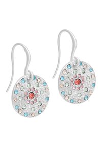 Pendientes circulares de plata con una textura martillada y piedras preciosas multicolores dispuestas en un patrón floral. Con ganchos para asegurar.