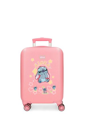Maleta dura rosa con el personaje de dibujos animados Stitch, texto "ALOHA", estrellas, corazones y cuatro ruedas rosas, con un asa extendida.