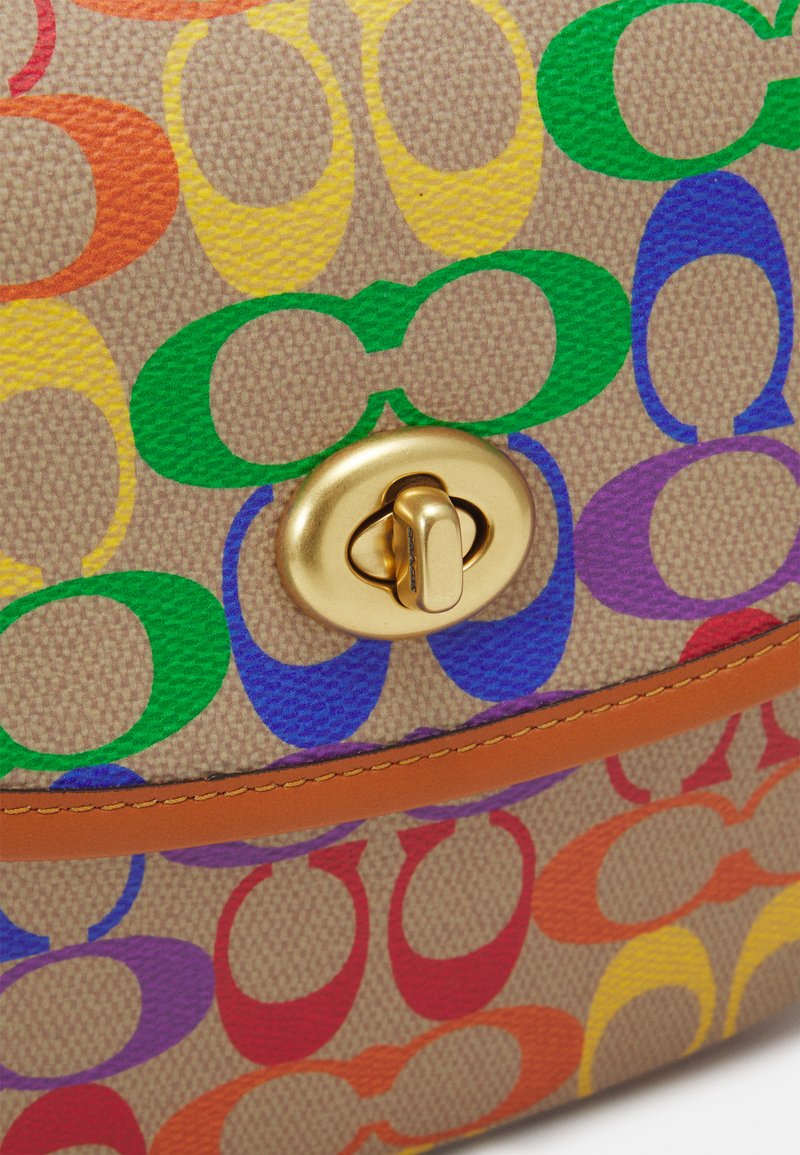 Damen Handtaschen | Coach PRIDE SIGNATURE WILLOW SADDLE Umhängetasche tan/hazelnut/multi/braun - JZ86654 Damen Handtaschen | Coach PRIDE SIGNATURE WILLOW SADDLE Umhängetasche tan/hazelnut/multi/braun - JZ86654