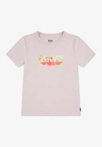 Ανοιχτό ροζ βαμβακερό T-shirt με στρογγυλή λαιμόκοψη και κοντά μανίκια. Διαθέτει πολύχρωμο λουλουδάτο γραφικό "Levi's" στο κέντρο.