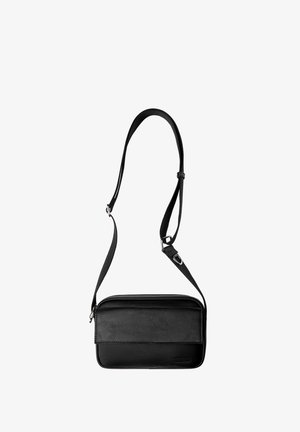 Schwarze Leder-Umhängetasche mit Reißverschluss, flacher Vordertasche, verstellbarem Trageriemen und glatter Textur. Einfaches rechteckiges Design.