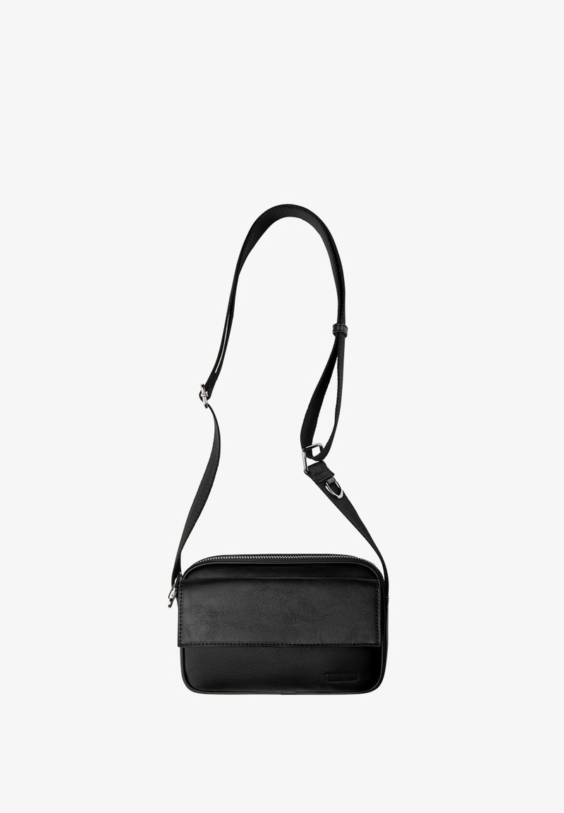 Crna kožna crossbody torba s patentnim zatvaračem, ravnim prednjim džepom, podesivim remenom i glatkom teksturom. Jednostavan pravokutni dizajn.