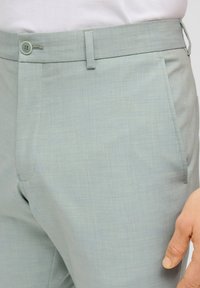 s.Oliver BLACK LABEL MIT SLIM LEG - Chinos - salbeigrün