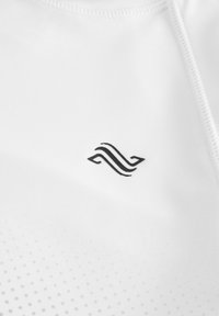 Vitt atletiskt linne med en slät textur, rundad halsringning och en liten svart våg-logotyp på bröstet. Diskret prickmönster under logotypen.