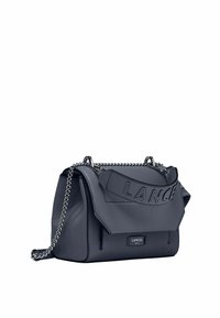 Borsa a mano in pelle blu navy con finitura testurizzata, tracolla con logo impresso e catena argentata. Presenta una chiusura a pattina e una forma strutturata.