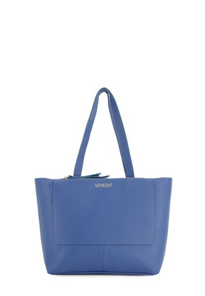 Blauwe leren tote bag met twee handvatten, een ritsluiting en een voorkantzak, met een gestructureerde afwerking en gouden opdruk.