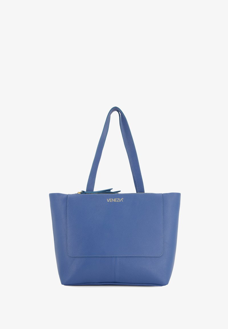 Niebieska skórzana torba tote z dwiema rączkami, zamkiem błyskawicznym oraz przednią kieszonką, charakteryzująca się teksturowanym wykończeniem i złotym logo.
