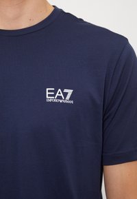 EA7 Emporio Armani Marškinėliai su spaudiniu - blue navy
