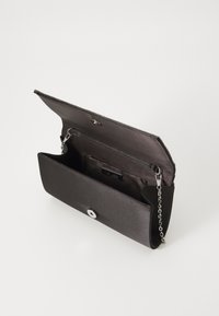 Borsa a pochette in satin nero con tracolla a catena, chiusura a scatto e un interno liscio dotato di una piccola tasca. Si apre ampiamente per un facile accesso.
