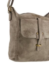 Grijze leren schoudertas met een gestructureerde afwerking, voorzien van een voorzak, messing hardware en een verstelbare schouderriem.