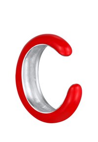Rød polymer armbånd i C-form med glat sølv inderside. Rundede ender har en blank finish, der kontrasterer med den matte overflade af metallet.