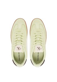 Sneakers in suede verde lime con toppa del logo bianca, chiusura con lacci e suola marrone. Presentano un design minimalista e una texture liscia.